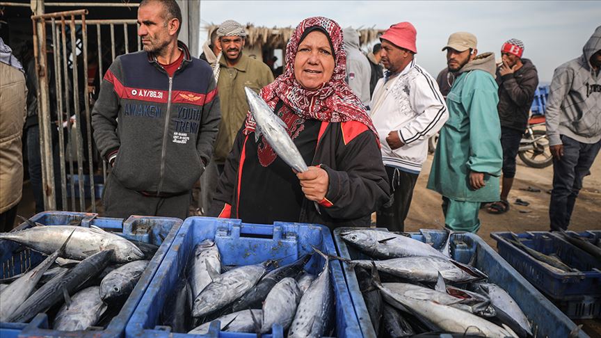 النساء الفلسطينيات يعملن على إنقاذ صناعة صيد الأسماك في غزة