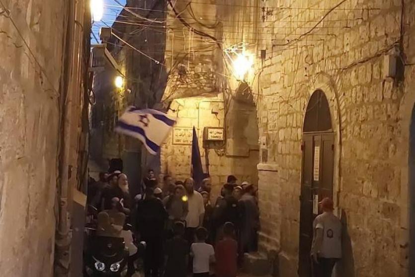 شؤون الكنائس تعتبر رفع المستوطنين أعلام الاحتلال في الأقصى "سابقة خطيرة"