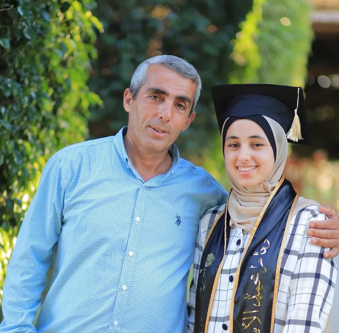 وئام الأسطل.. تحدت الإعاقة وتفوقت بالثانوية العامة