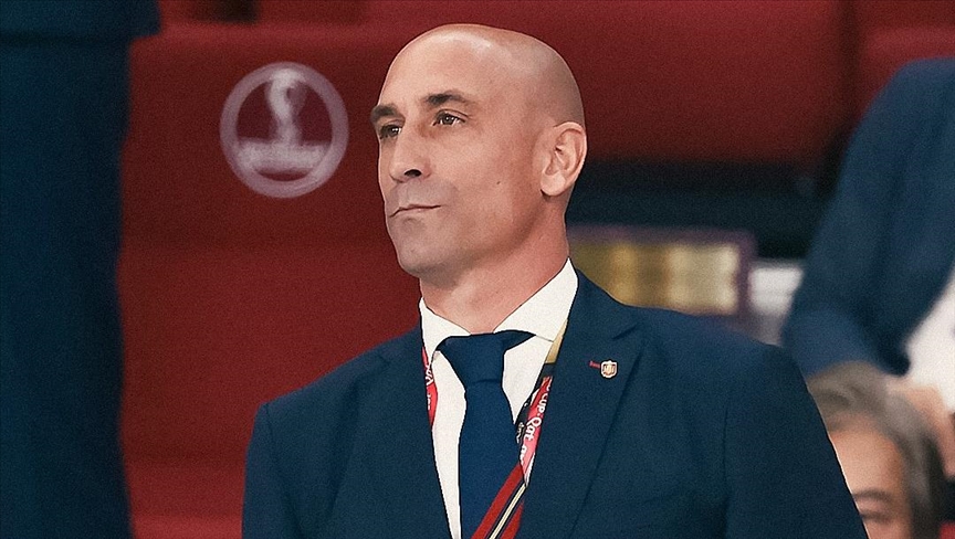 رسمياً.. الفيفا يقرر إيقاف رئيس الاتحاد الإسباني