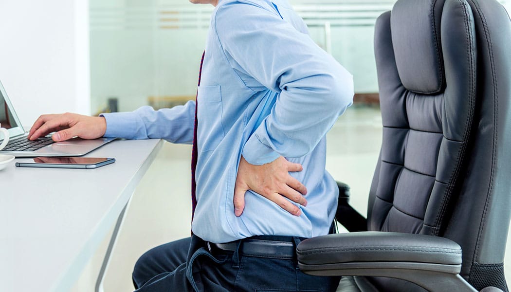 وقايةً من الأمراض.. خطوات الجلوس بالطريقة الصحيحة على المكتب