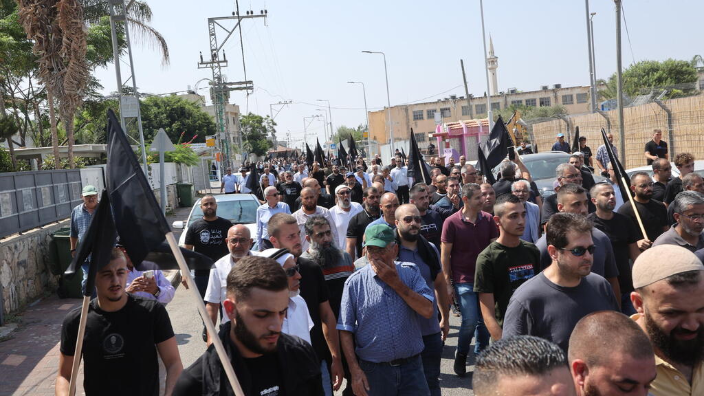 الآلاف يشيعون مدير بلدية الطيرة عبد الرحمن قشوع ويدعون لكبح المجرمين