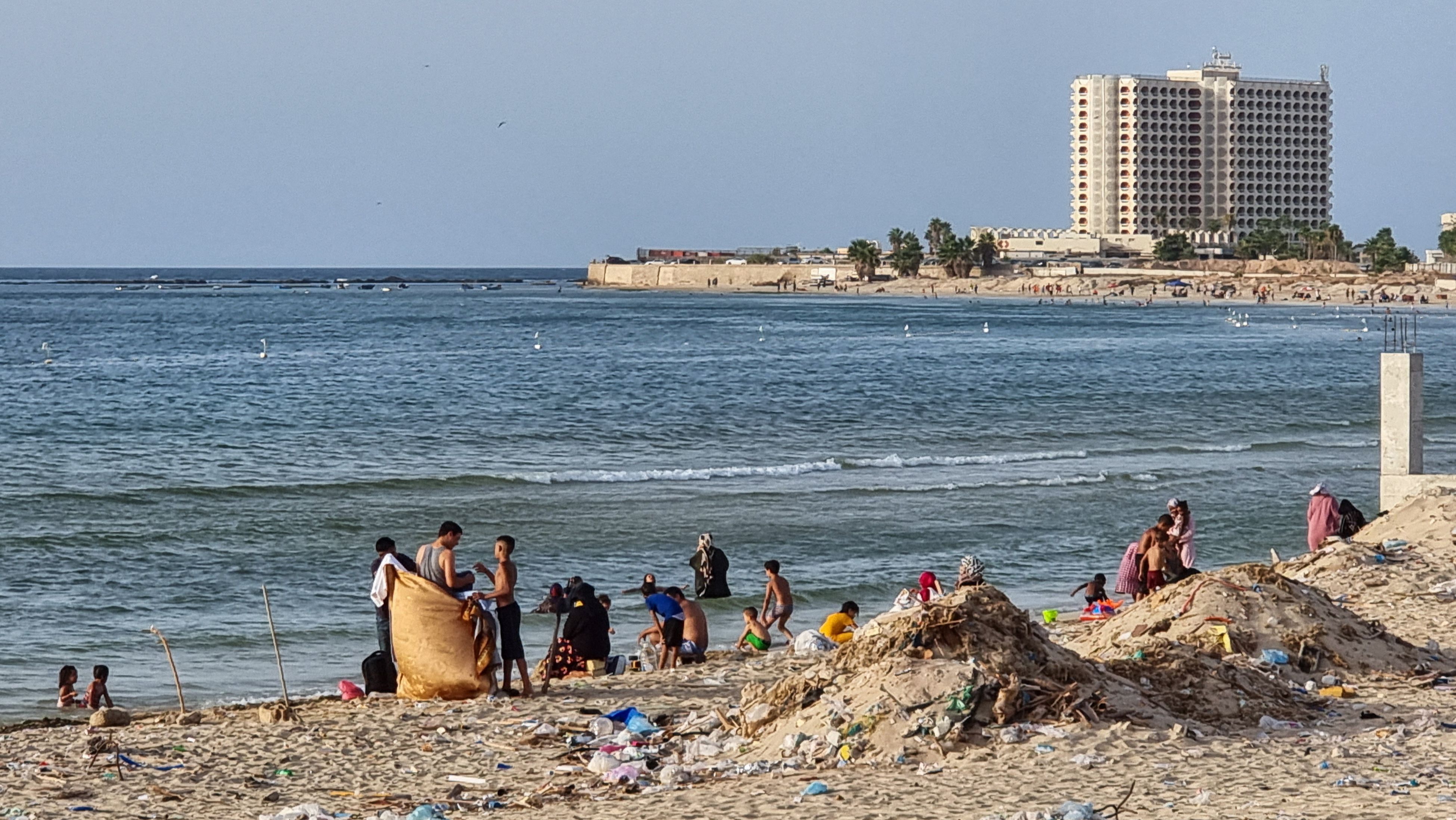 تسببت بأمراض جلدية.. ليبيا تحذر من السباحة على شواطئ طرابلس