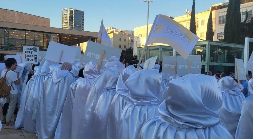 ارتدوا أكفانًا بيضاء.. الآلاف من فلسطينيي الداخل يشاركون بتظاهرة الأموات