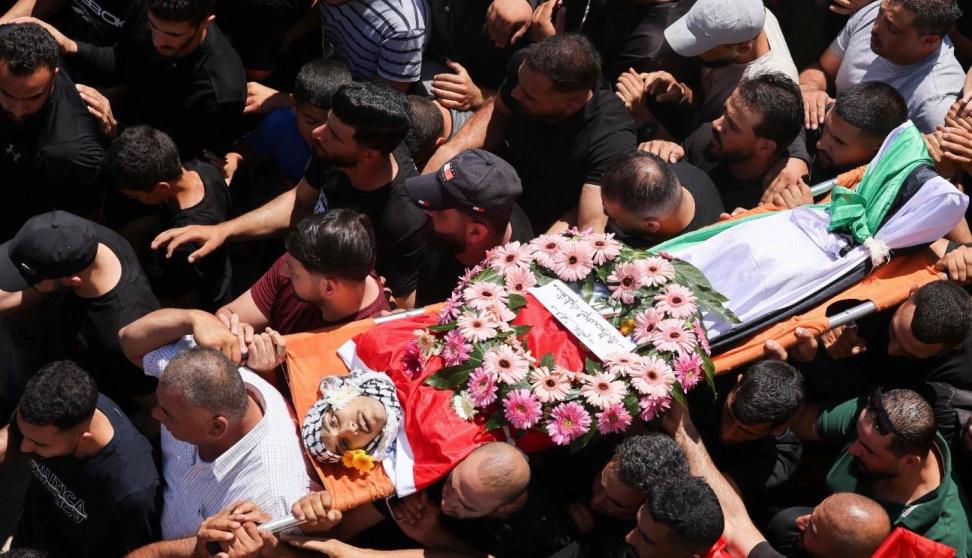 جماهير غفيرة تُشيّع جثمان الشهيد قصي معطان شرق رام الله