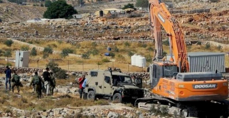 نابلس: الاحتلال يهدم منزلين وبركسين شرق بلدة عقربا
