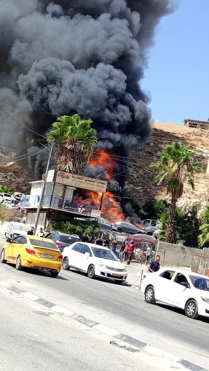 حريق بمستودع سيارات من قنابل الغاز في أبو ديس