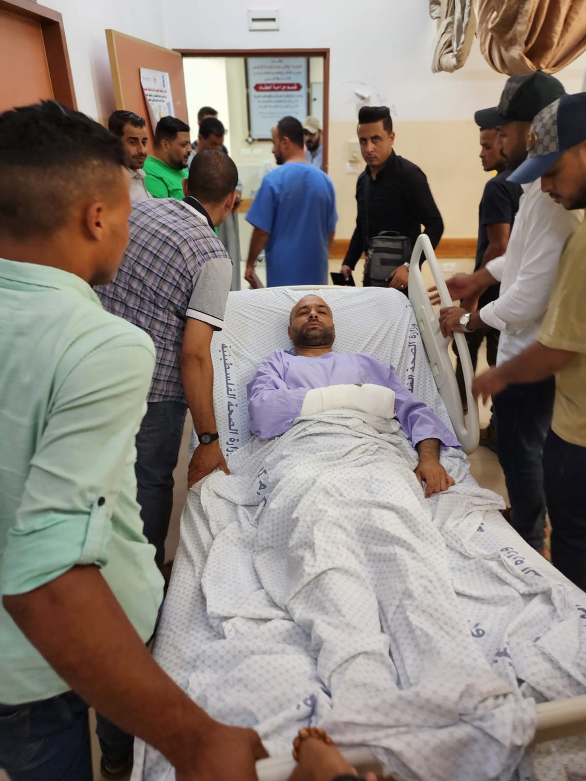 المصور أشرف أبو عمرة: فقدت الإحساس بيدي اليُمنى وأُطالب بحقي في العلاج بالخارج