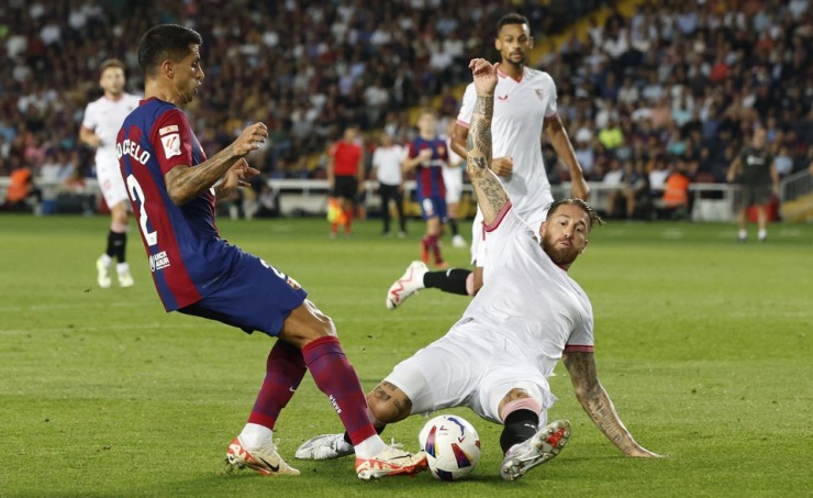 الدوري الإسباني.. برشلونة يتخطى إشبيلية بنيران صديقة!