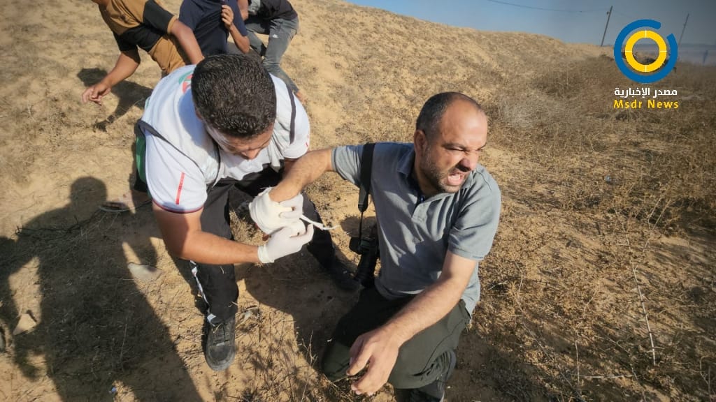 المركز الفلسطيني يوثق جريمة استهداف الاحتلال الصحفي أشرف أبو عمرة