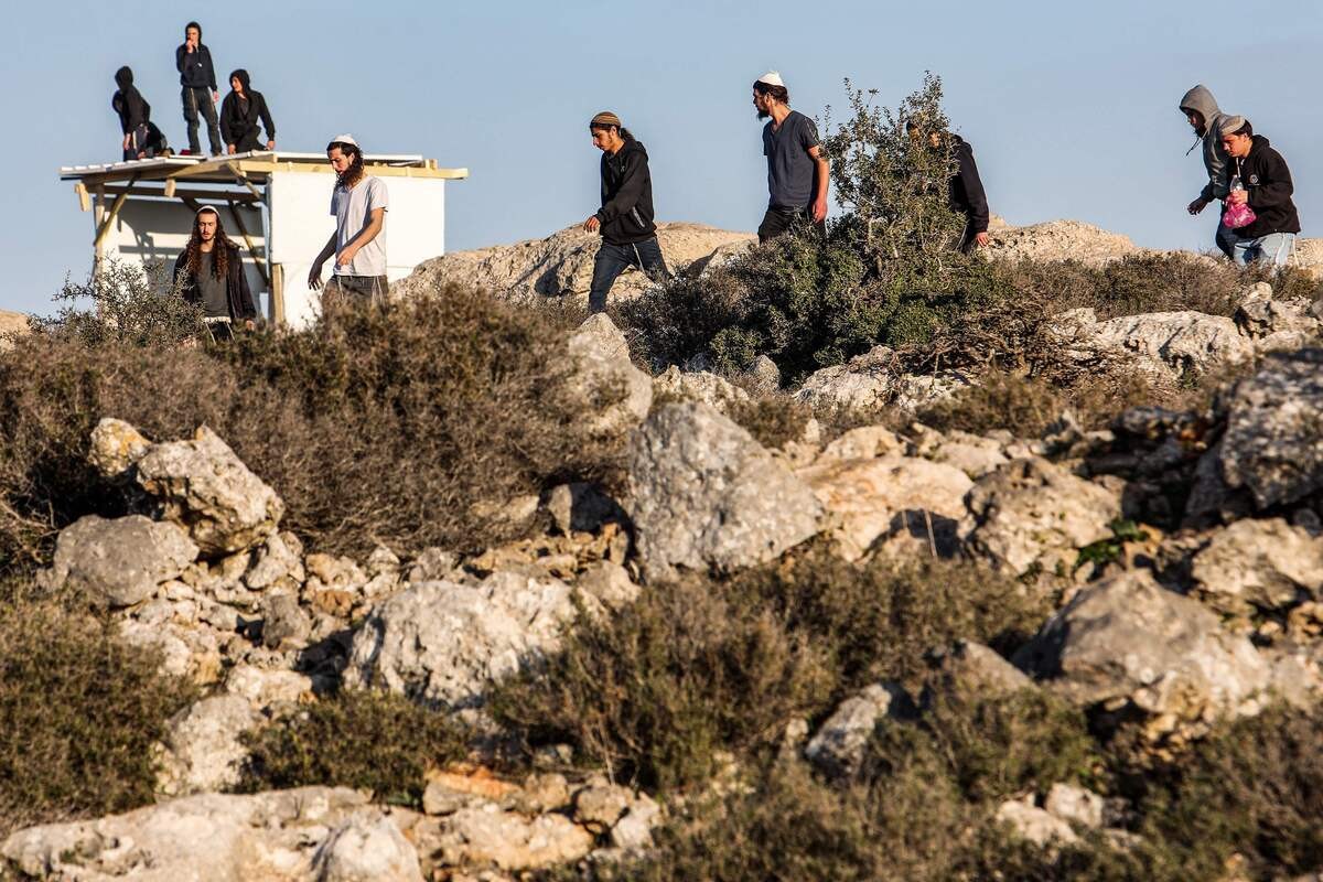 المستوطنون يعتدون على فتاة بالضرب بعد اقتحام الجنود للمساكن في عرب المليحات