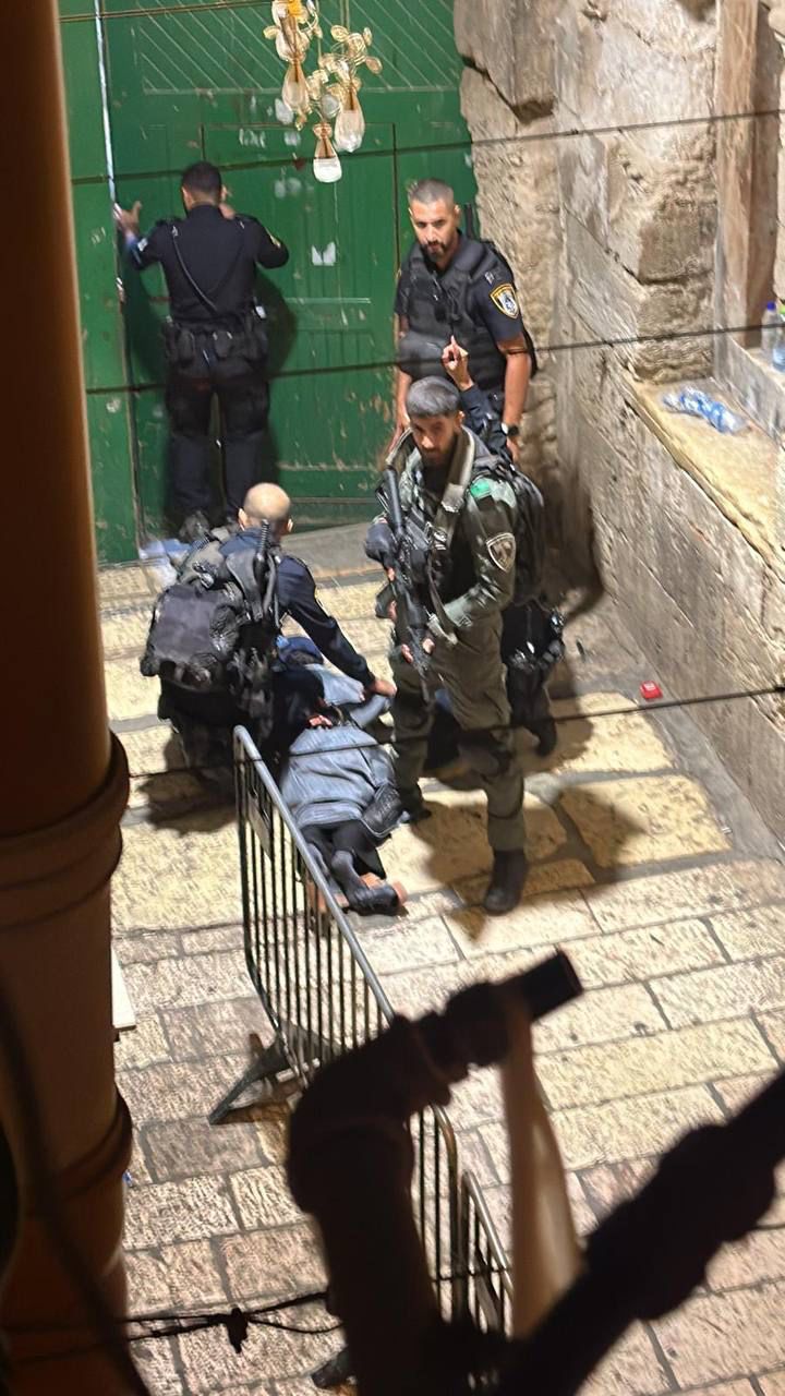 القدس: اعتقال فتاة بزعم محاولتها تنفيذ عملية طعن عند باب حطة