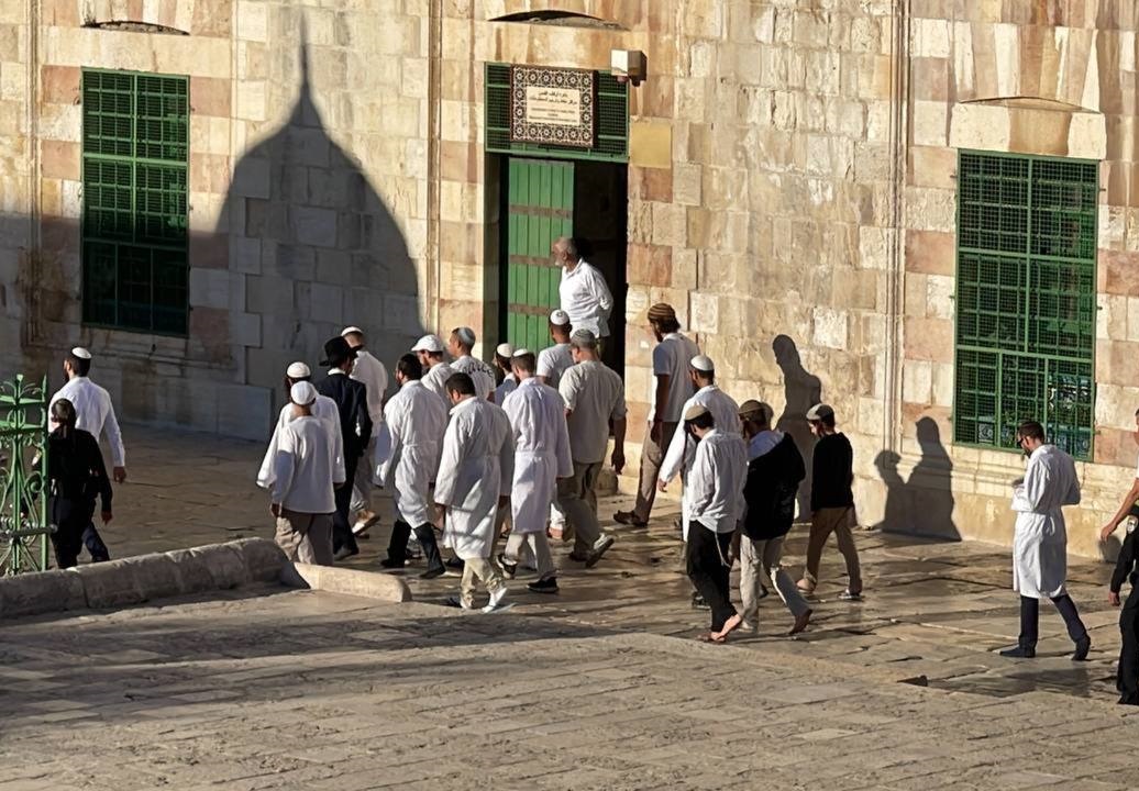 مستوطنون يقتحمون المسجد الأقصى والحرم الابراهيمي