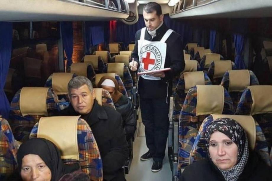 44 من أهالي أسرى غزة يتوجهون لزيارة أبناءهم في سجن نفحة