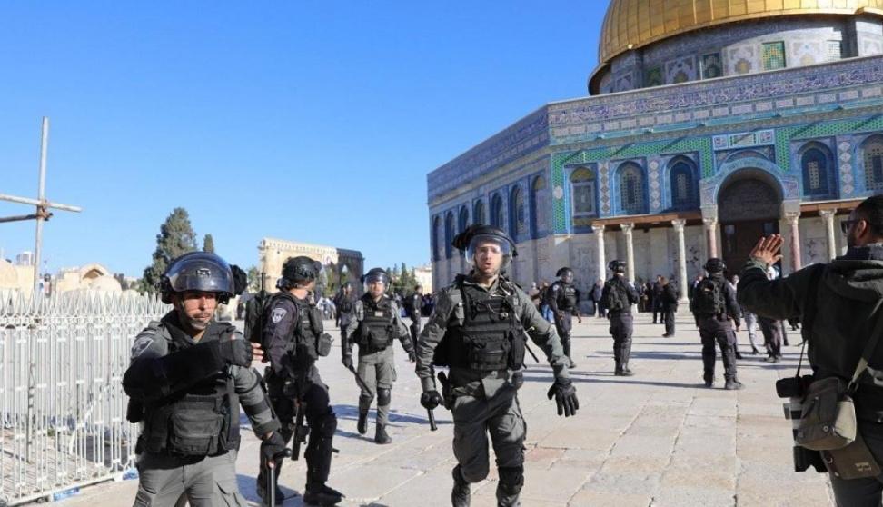قوات الاحتلال تقتحم باحات المصلى القبلي في المسجد الأقصى