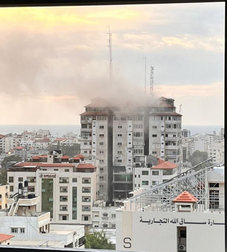 طائرات الاحتلال تدمر برج فلسطين وسط حي الرمال بمدينة غزة