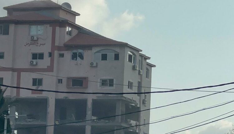 قصفت طائرات الاحتلال الإسرائيلي، مساء اليوم الأربعاء مقر شبكة مصدر الإخبارية وشركة ميدان للإنتاج الإعلامي في برج الكرمل