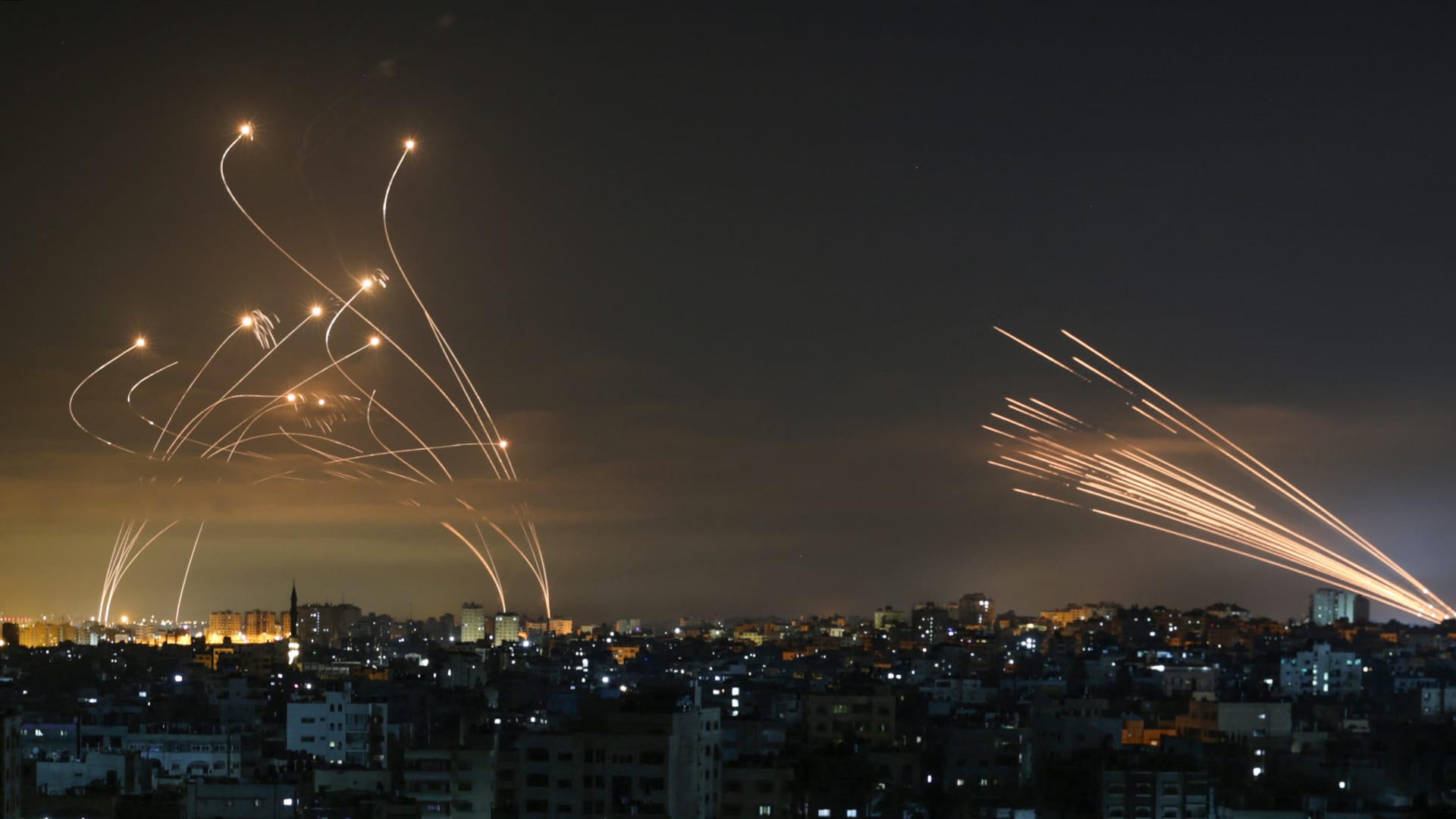 كتائب القسام تقصف تل أبيب بـ150 صاروخاً رداً على تدمير برج فلسطين