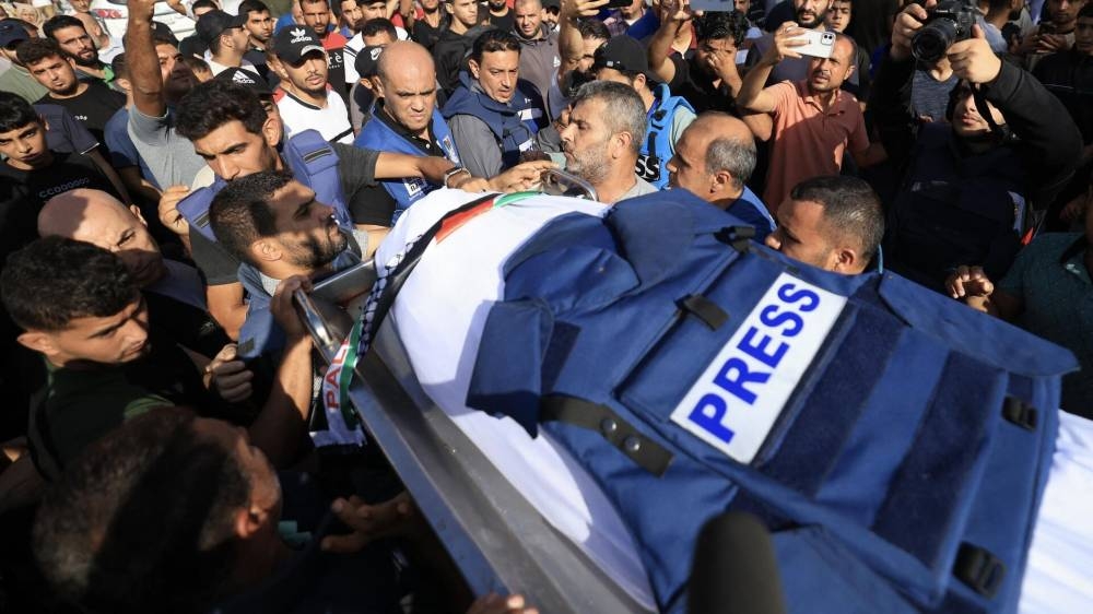الأورومتوسطي: إسرائيل تجاهر بقتلها الصحفيين في غزة علنًا