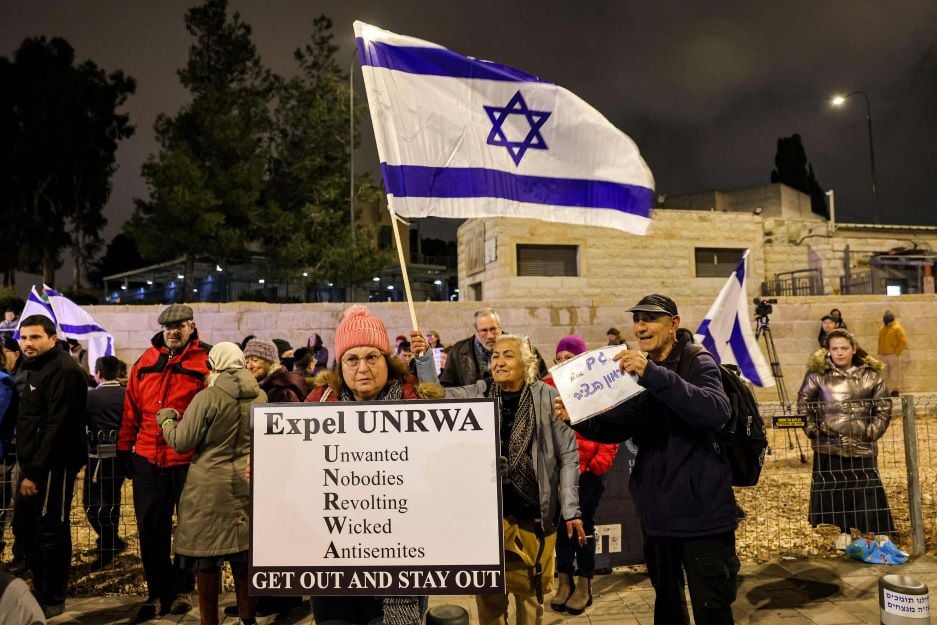 مستوطنون يضعون ملصقات تحريضية على مقر "أونروا" بالقدس