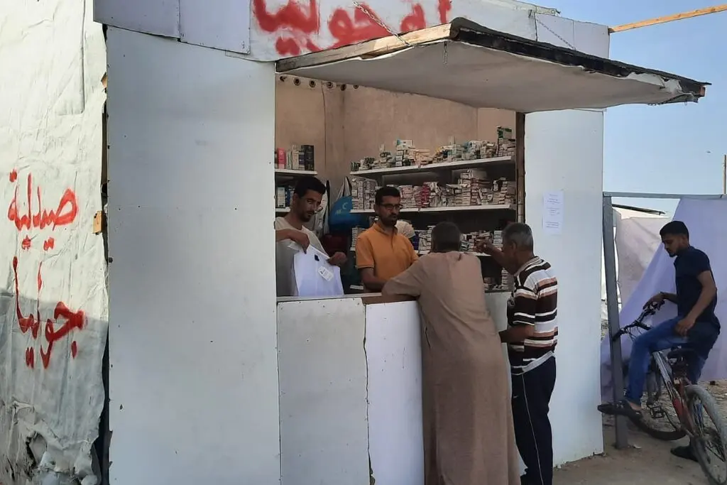 موجة الحر تضغط على قدرة الصيادلة على إيصال الأدوية الضرورية لسكان غزة