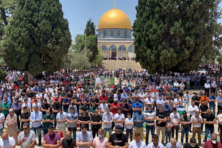 الآلاف يؤدون صلاة الجمعة الأخيرة من رمضان في المسجد الأقصى