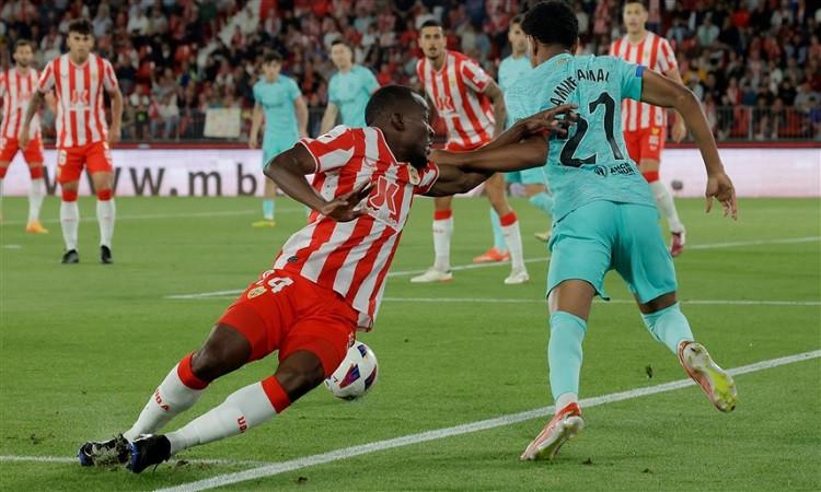 برشلونة يبتعد بوصافة الليجا بفوزه على ألميريا بهدفين