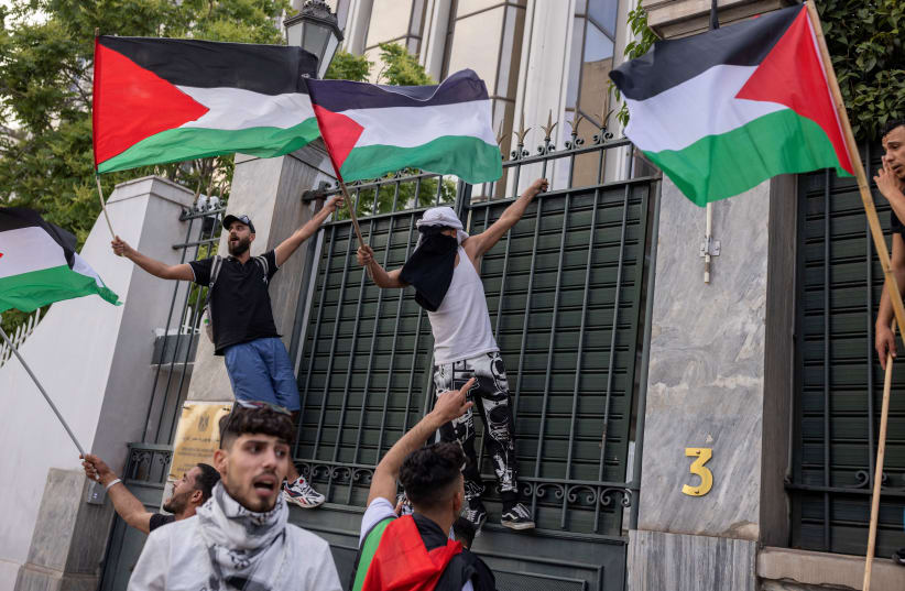 أكثر من 40% من فلسطينيي الضفة الغربية يؤيدون "المقاومة"