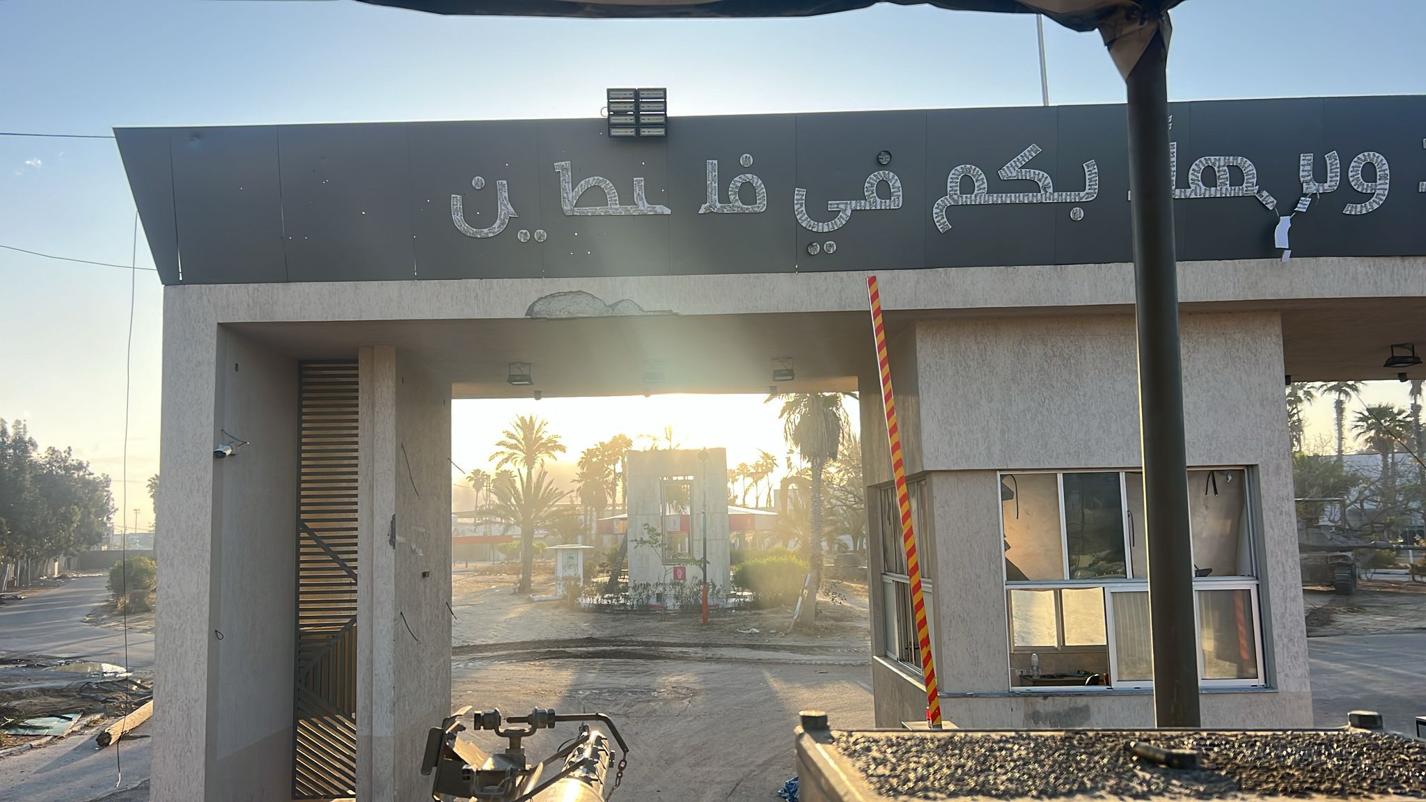 الاحتلال يواصل سيطرته وإغلاقه معبري رفح وكرم أبو سالم لليوم الـ13