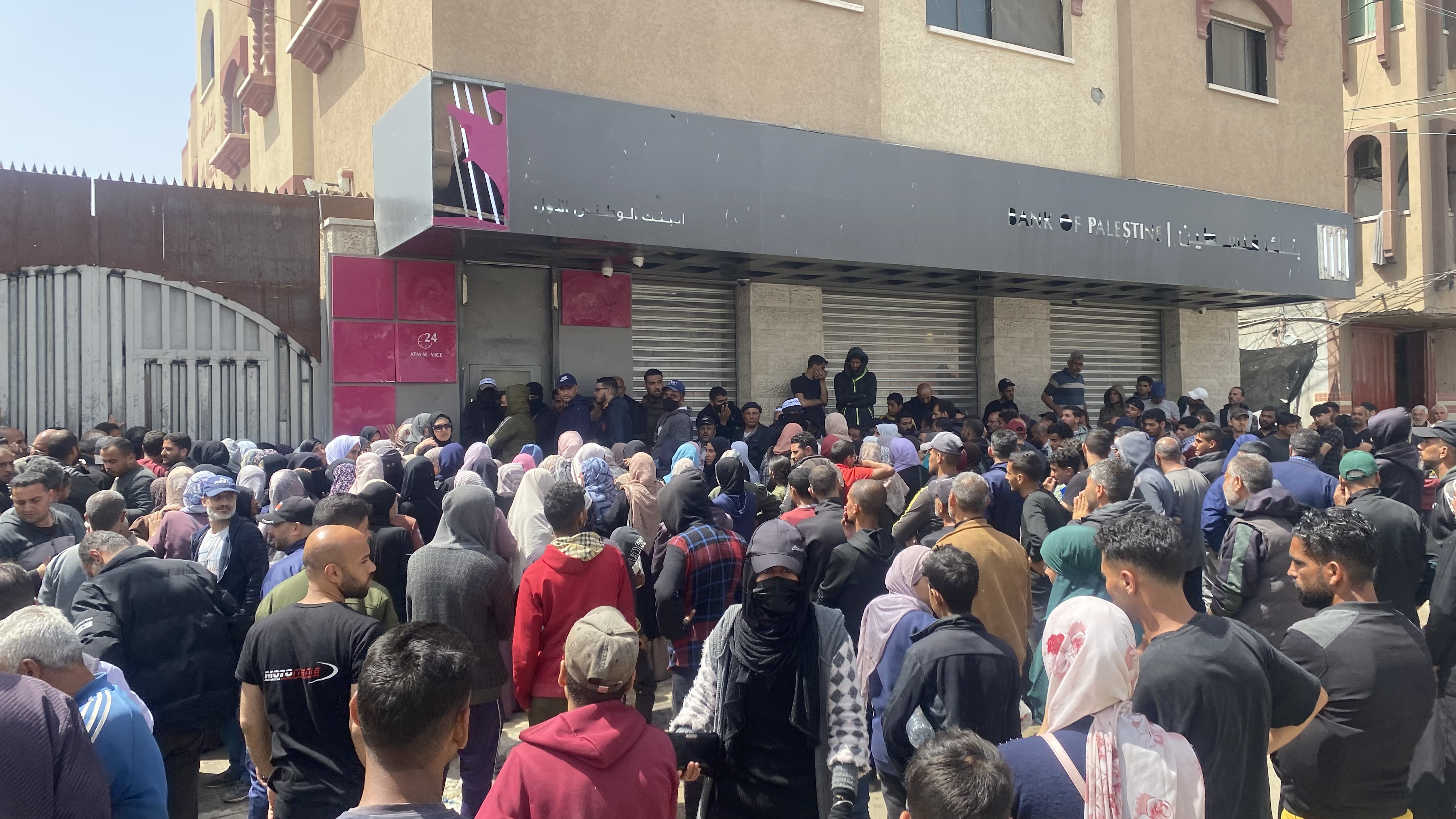 فايننشال تايمز: عصابات مسلحة تنفذ عمليات سطو على البنوك في غزة
