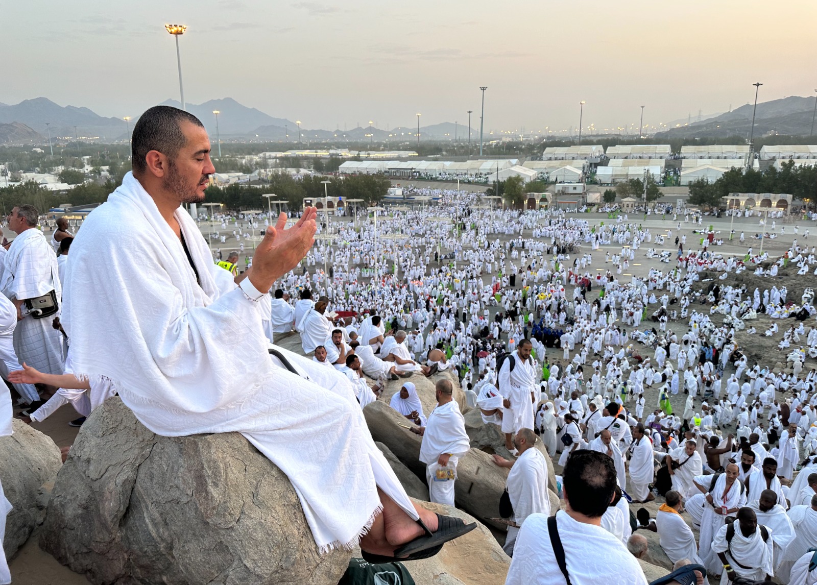 حجاج بيت الله الحرام يؤدون ركن الحج الأعظم