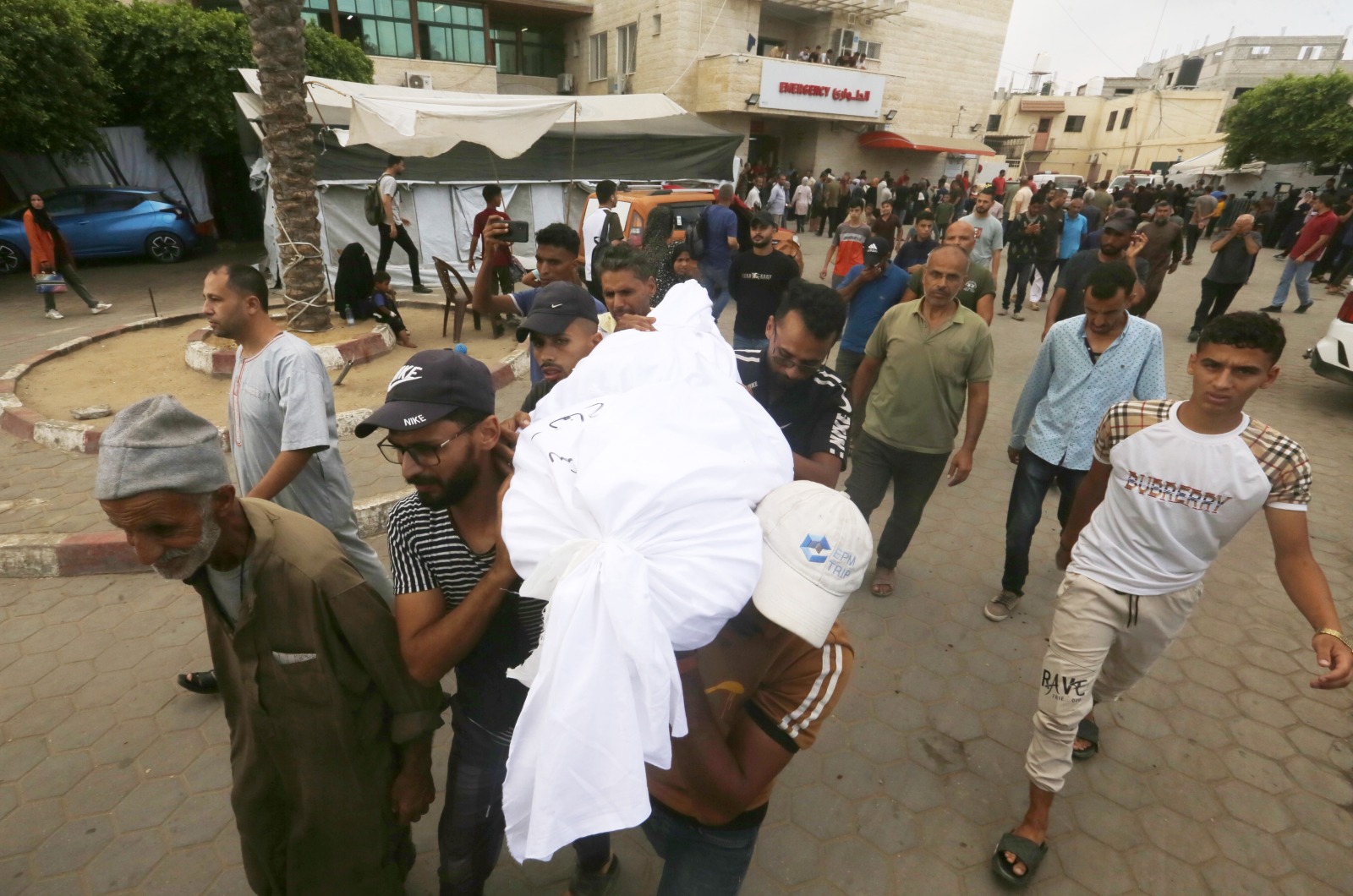 عشرات الشهداء والمصابين جراء قصف الاحتلال مدرسة بالنصيرات