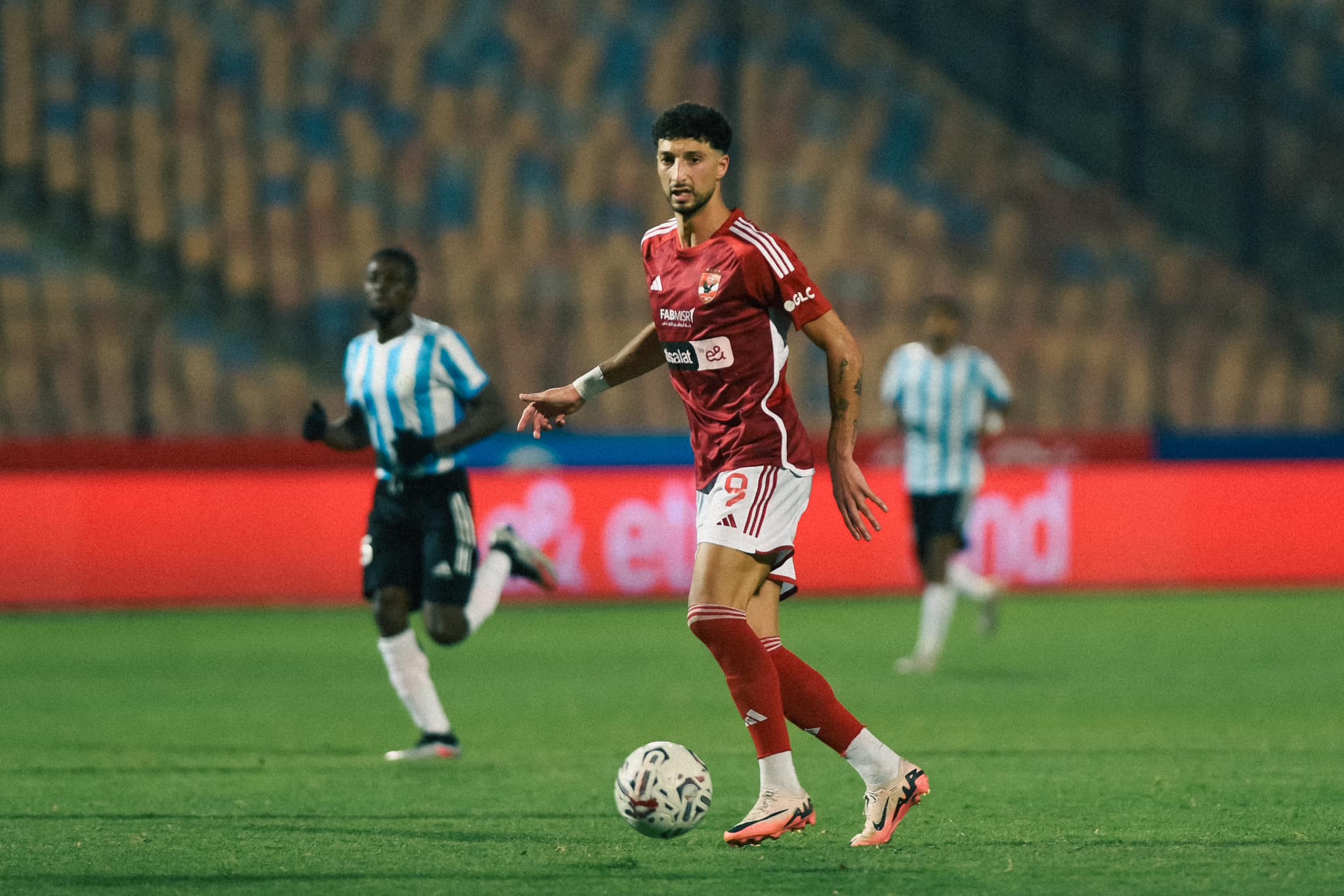 ثنائية أبوعلي وعاشور تقود الأهلي للفوز على الداخلية في الدوري المصري لكرة القدم