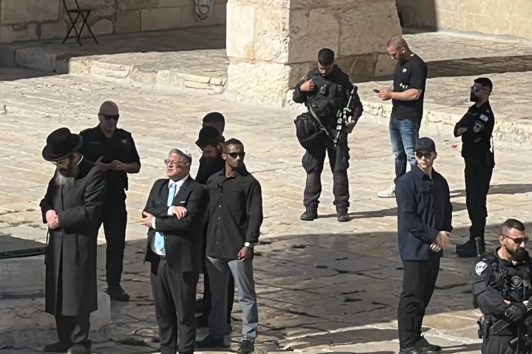 بن غفير يقتحم المسجد الأقصى ويدعو لزيادة الضغط على حماس