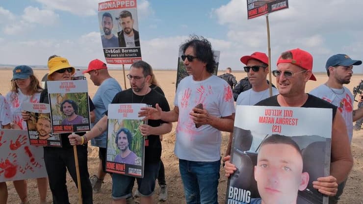 اسرائيليون ينصبون خياما أمام وزارة الجيش للمطالبة بصفقة تبادل