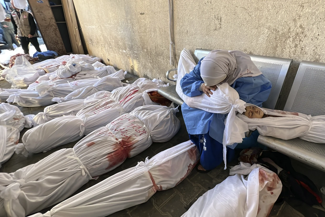 أسوشيتد برس: ادعاءات إسرائيل بوجود عسكري لحماس في مستشفيات غزة باطلة