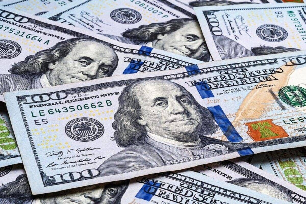 الدولار يقترب من أعلى مستوى في عامين
