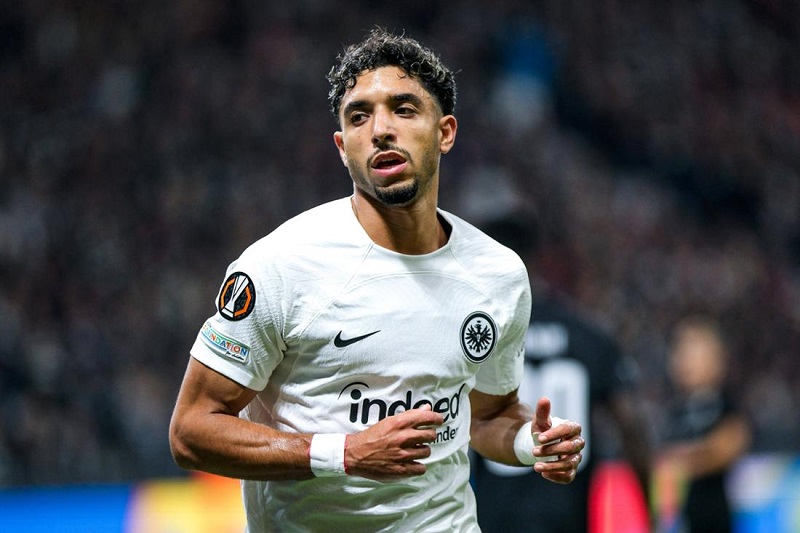 تقرير: مانشستر سيتي يتفق مع فرانكفورت على ضم المصري مرموش