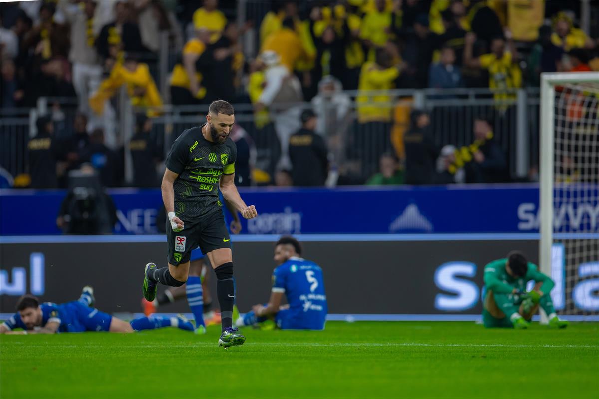 كريم بنزيما يقود الاتحاد إلى النصف النهائي بالفوز على الهلال
