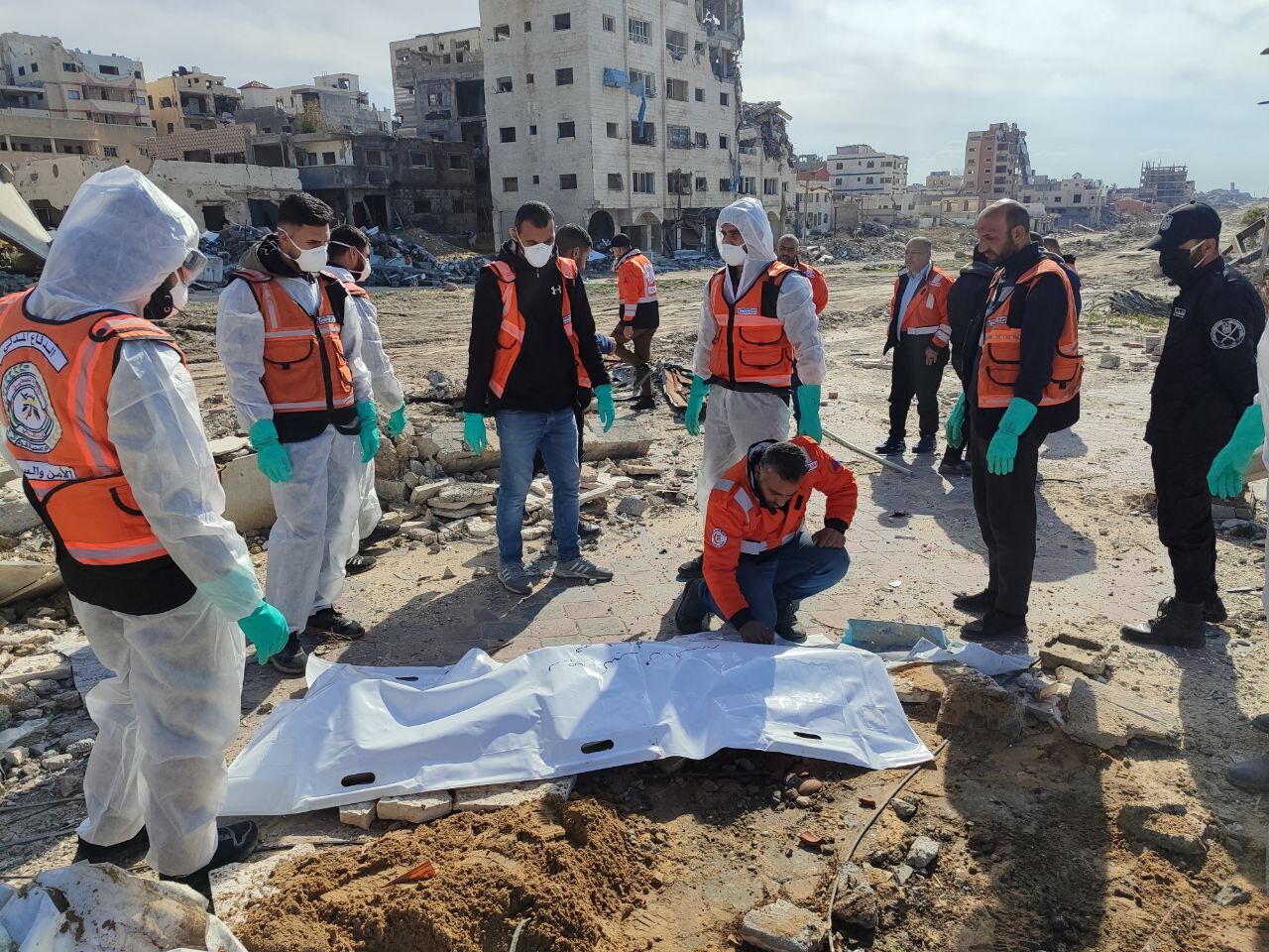 الدفاع المدني: عاجزون عن انتشال آلاف جثامين الشهداء