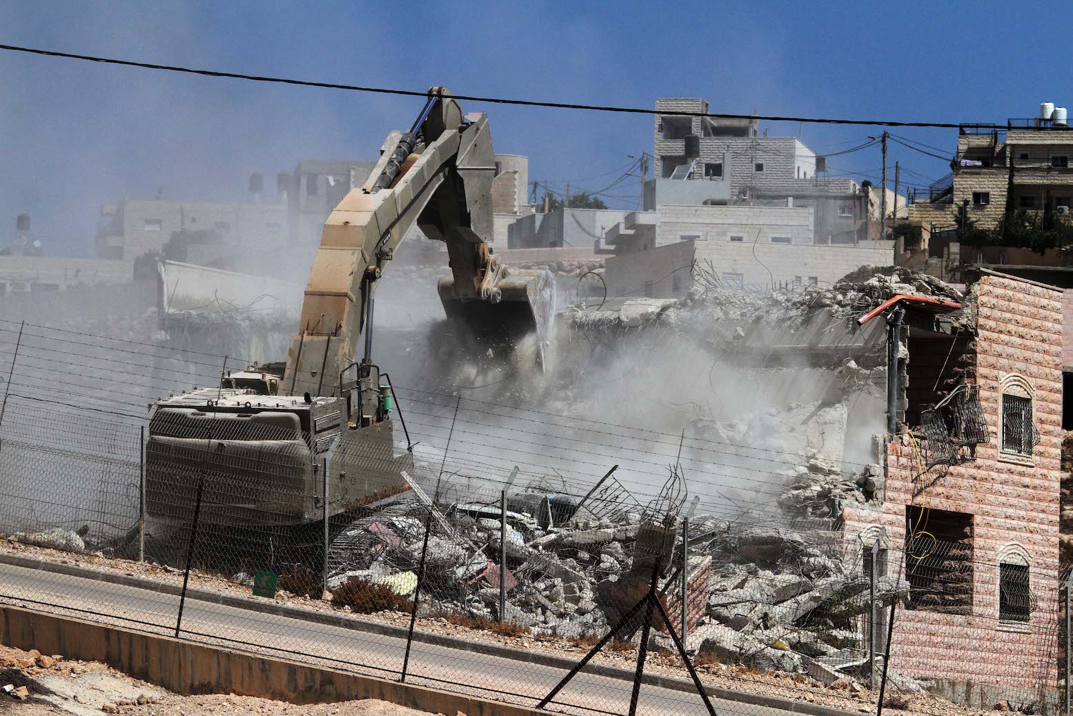 القدس: اقتحام للأقصى وقطع للأشجار ومداهمات واعتقالات