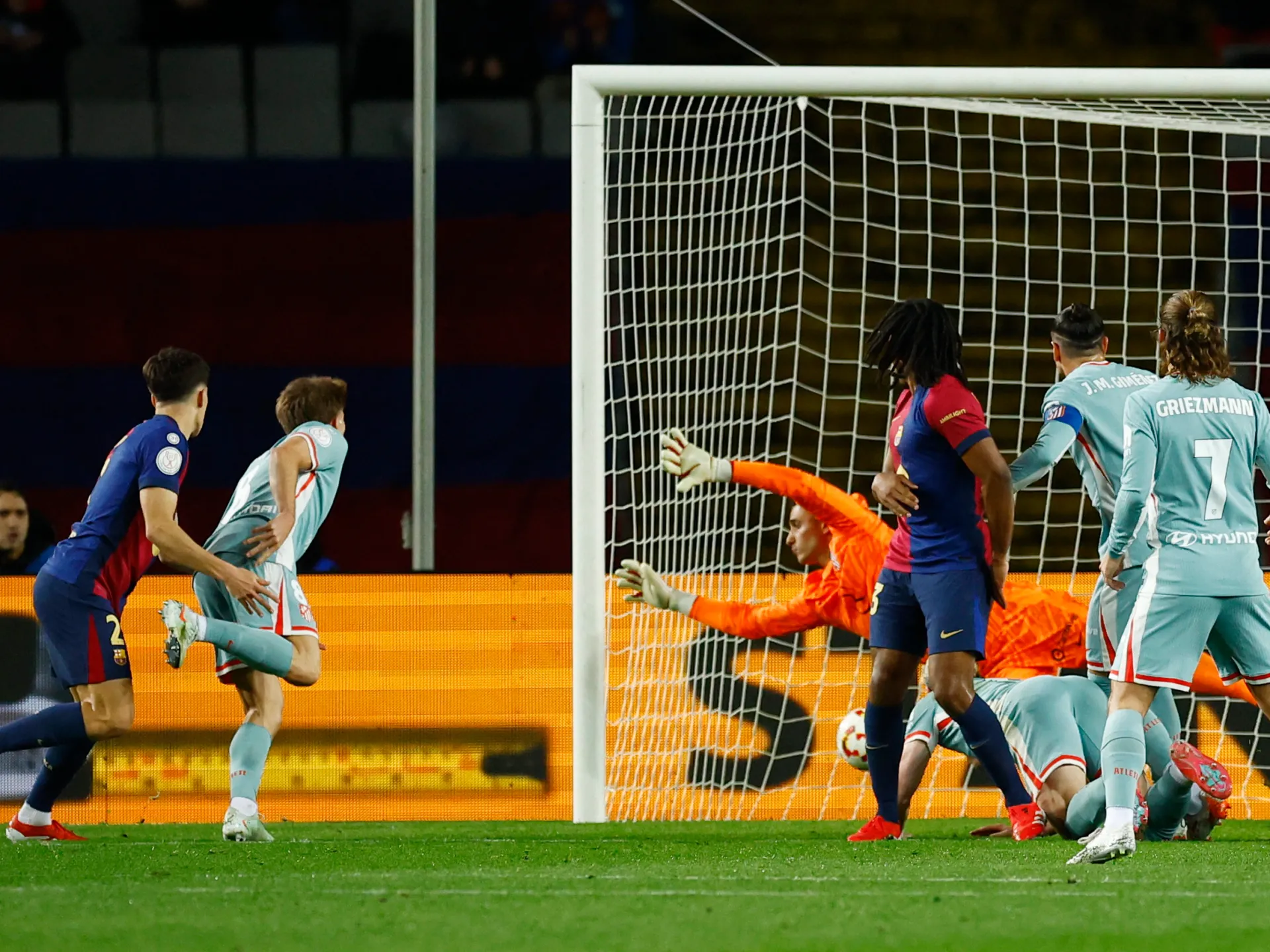 تعادل مثير بين برشلونة وأتلتيكو مدريد في نصف نهائي كأس الملك