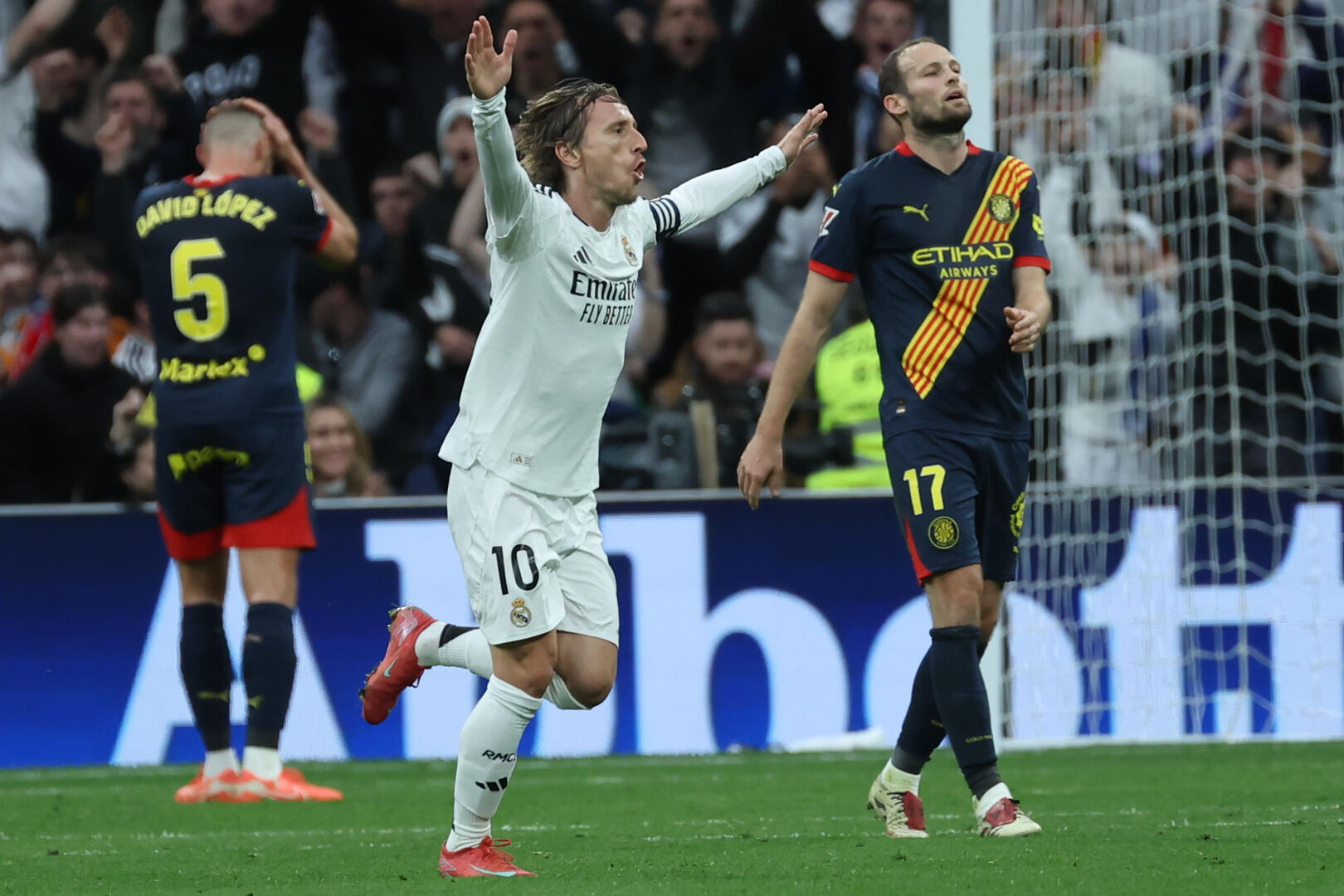 ريال مدريد يواصل ملاحقة الصدارة بالفوز على جيرونا بهدفين