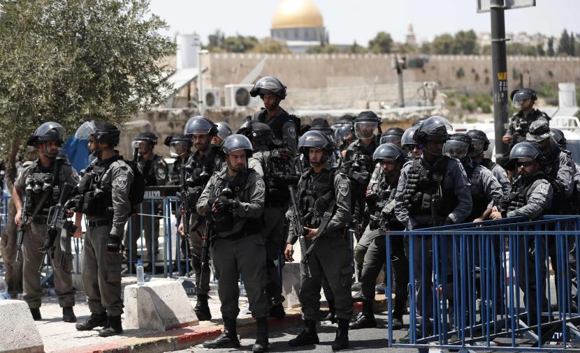 الاحتلال يبعد مواطنة عن القدس بحجة “التواجد بطريقة غير قانونية”
