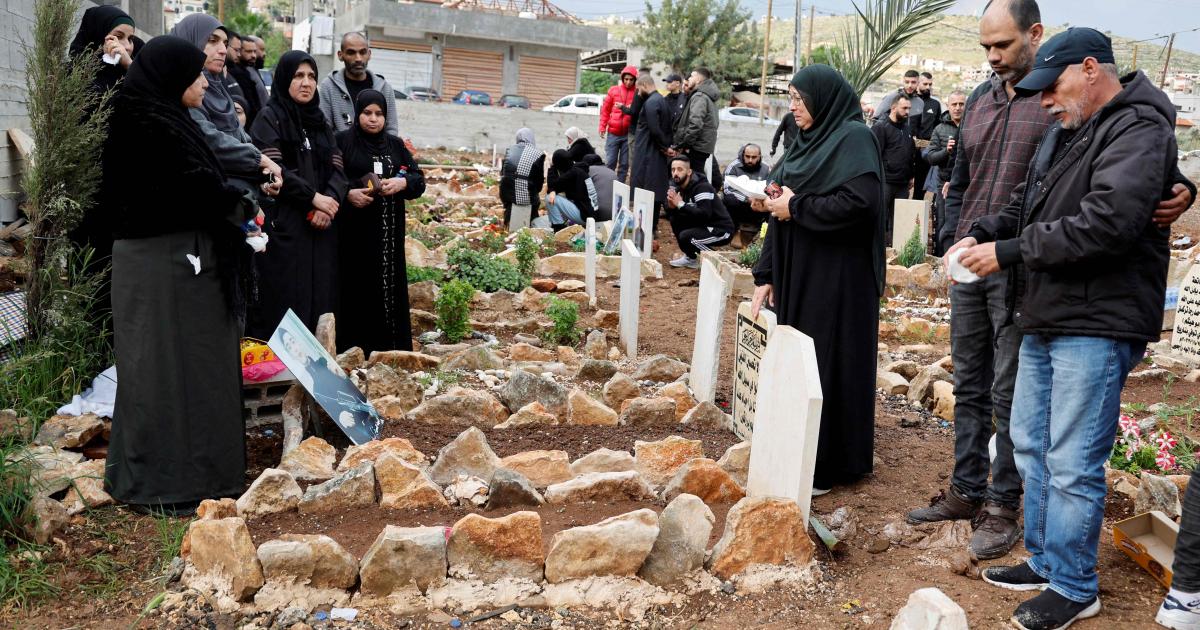الاحتلال يقمع أهالي مخيم جنين أثناء زيارتهم مقبرة الشهداء بعد صلاة العيد