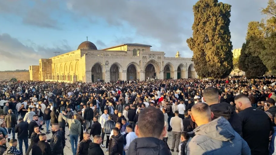 مئات الآلاف يصلون صلاة العيد في غزة و "الأقصى" والحرمين