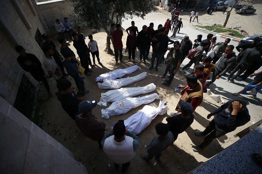 12 شهيدا منذ صباح اليوم: استشهاد ثلاثة مواطنين بينهم طفل في قطاع غزة