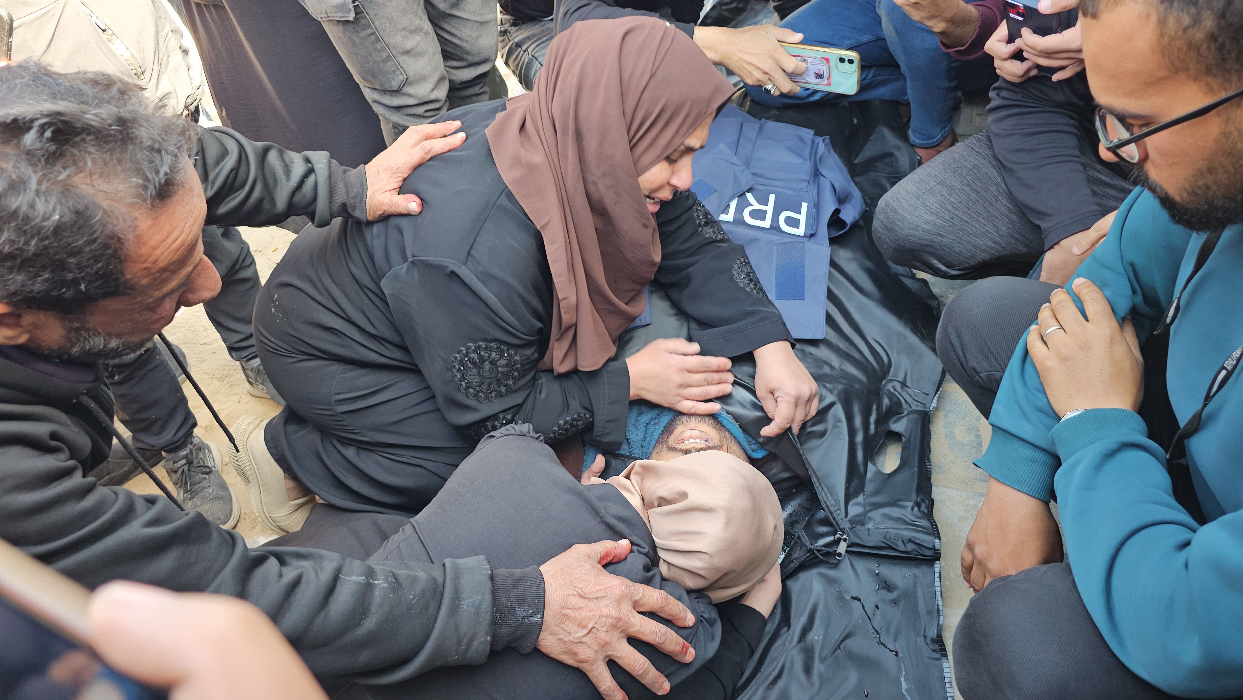 حرب الإبادة .. عشرات الشهداء وسط وجنوب قطاع غزة.. والاحتلال يحاصر الحي السعودي برفح