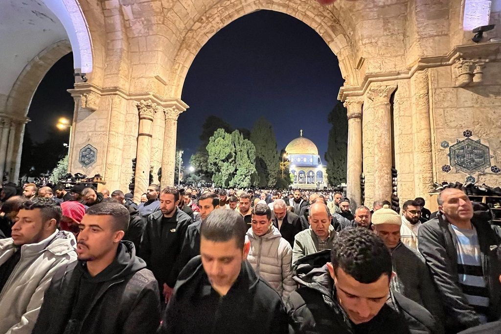 80 ألفا يؤدون صلاتي العشاء والتراويح في المسجد الأقصى