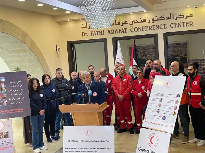 الهلال الأحمر: نحمل الاحتلال المسؤولية عن سلامة وحياة المسعفين المحاصرين في رفح